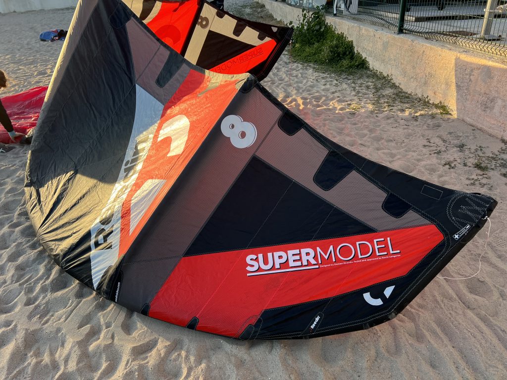 AILE DE KITESURF REEDIN SUPERMODEL V3 BLACK 8M (OCCASION) – Image 2